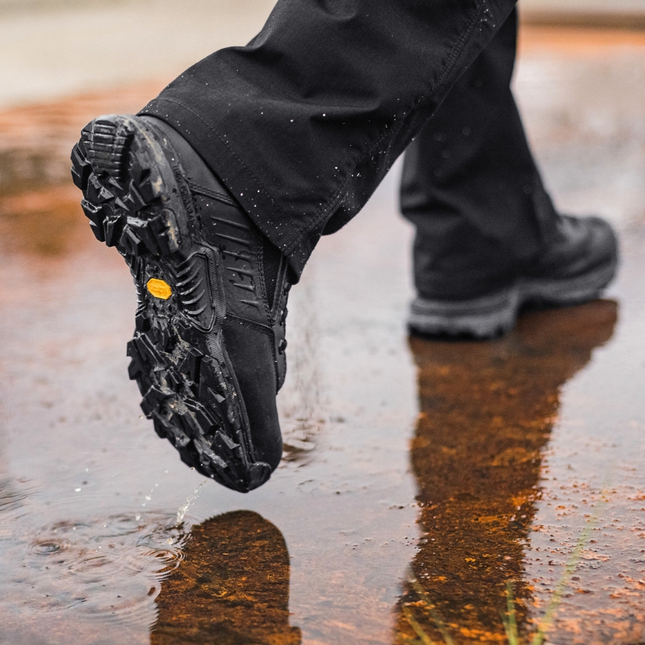 Striker Bolt 4.5 Black Danner